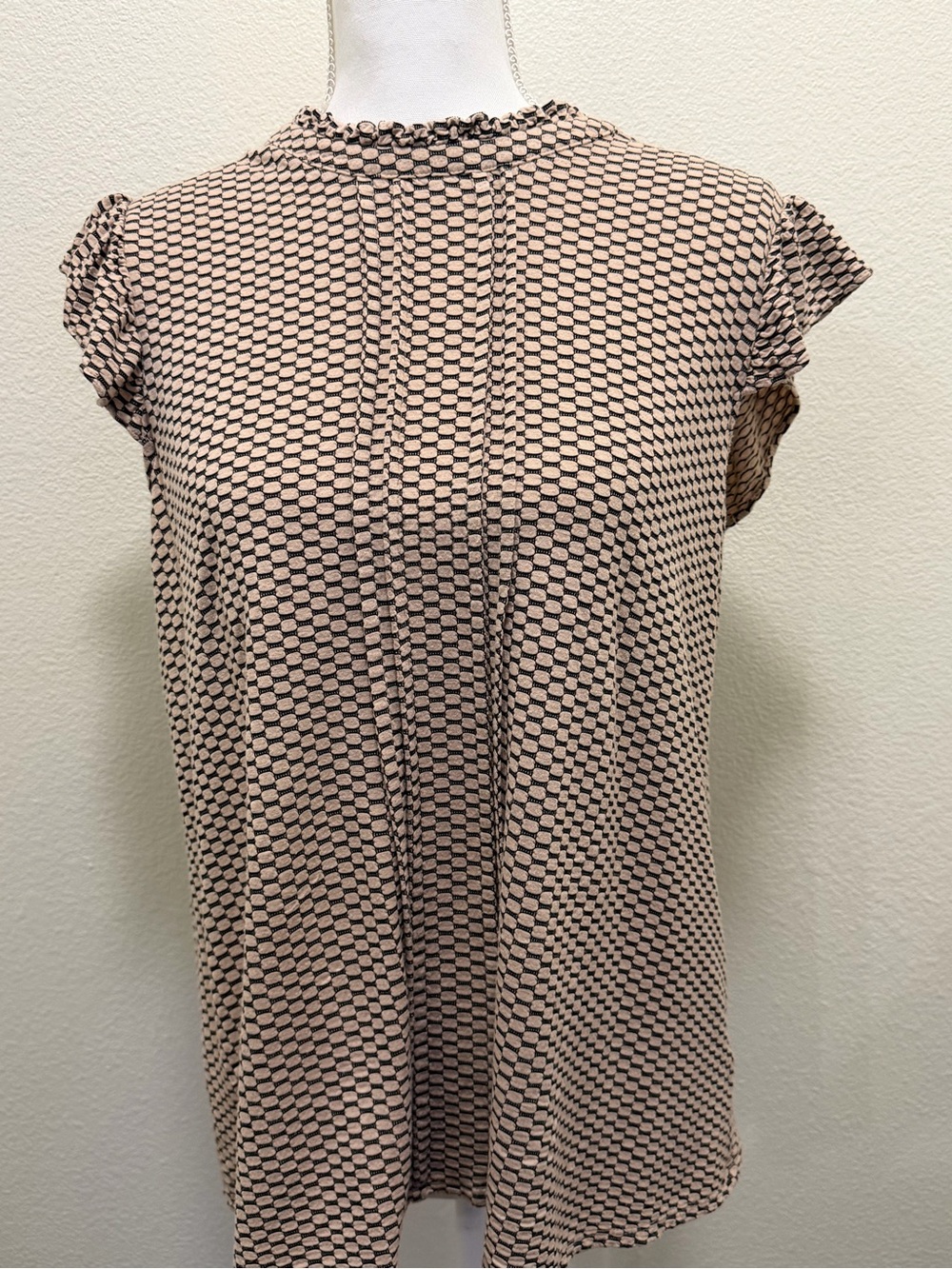 Elle taup and black textured print sleeveless blouse with ruffles, size large